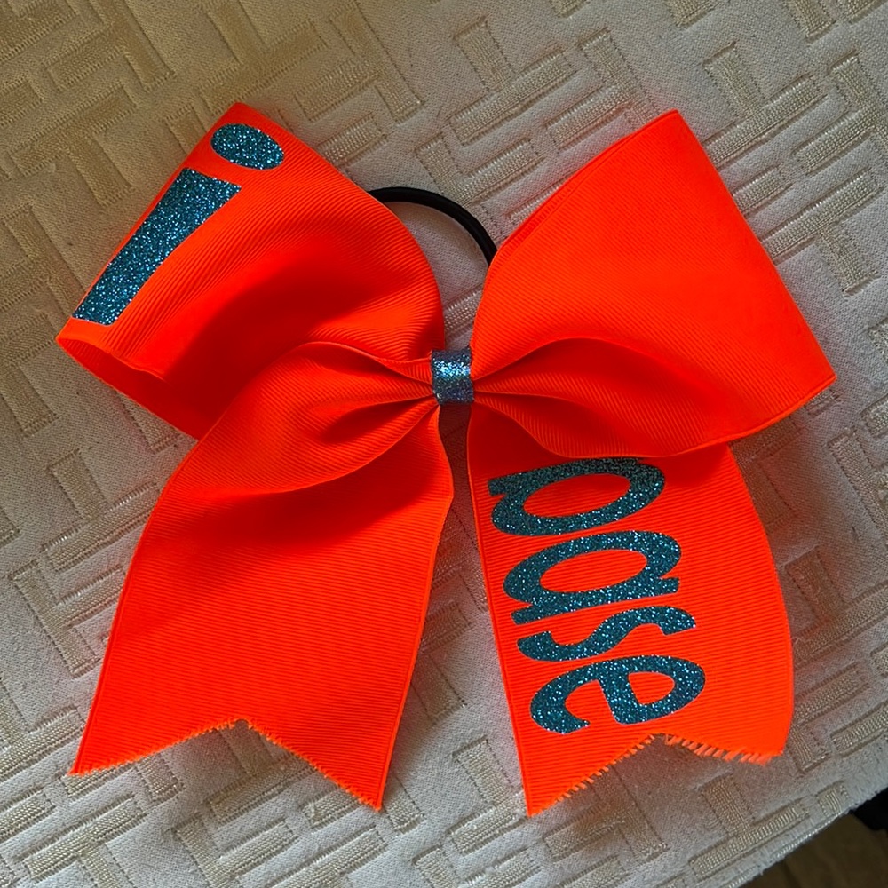 Cheer bow that says “i base”